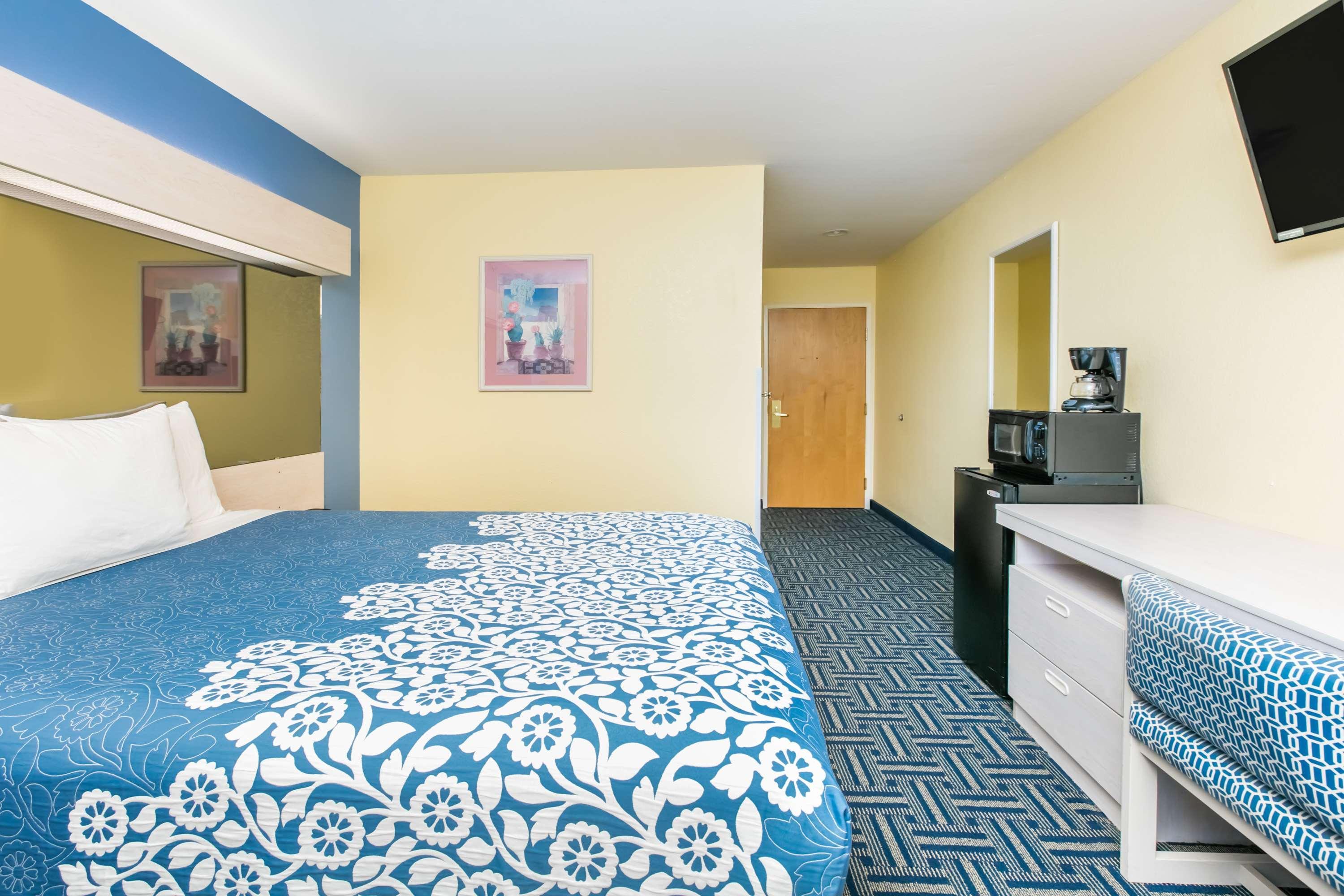 Days Inn Pryor Creek Bagian luar foto