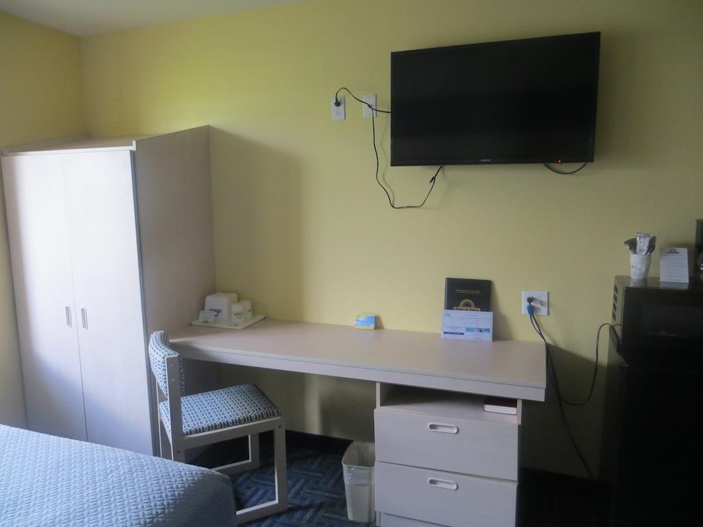 Days Inn Pryor Creek Bagian luar foto